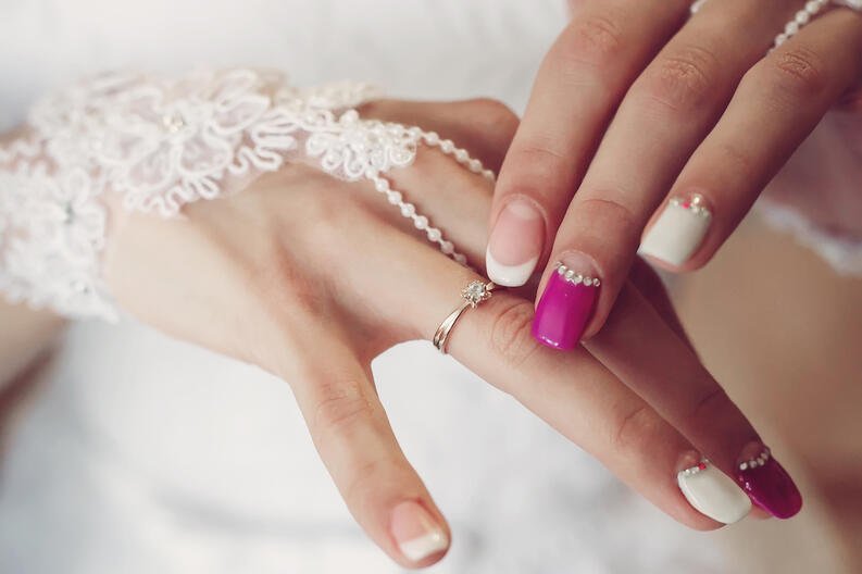 Combinación de colores sencillos y elegantes para uñas de boda