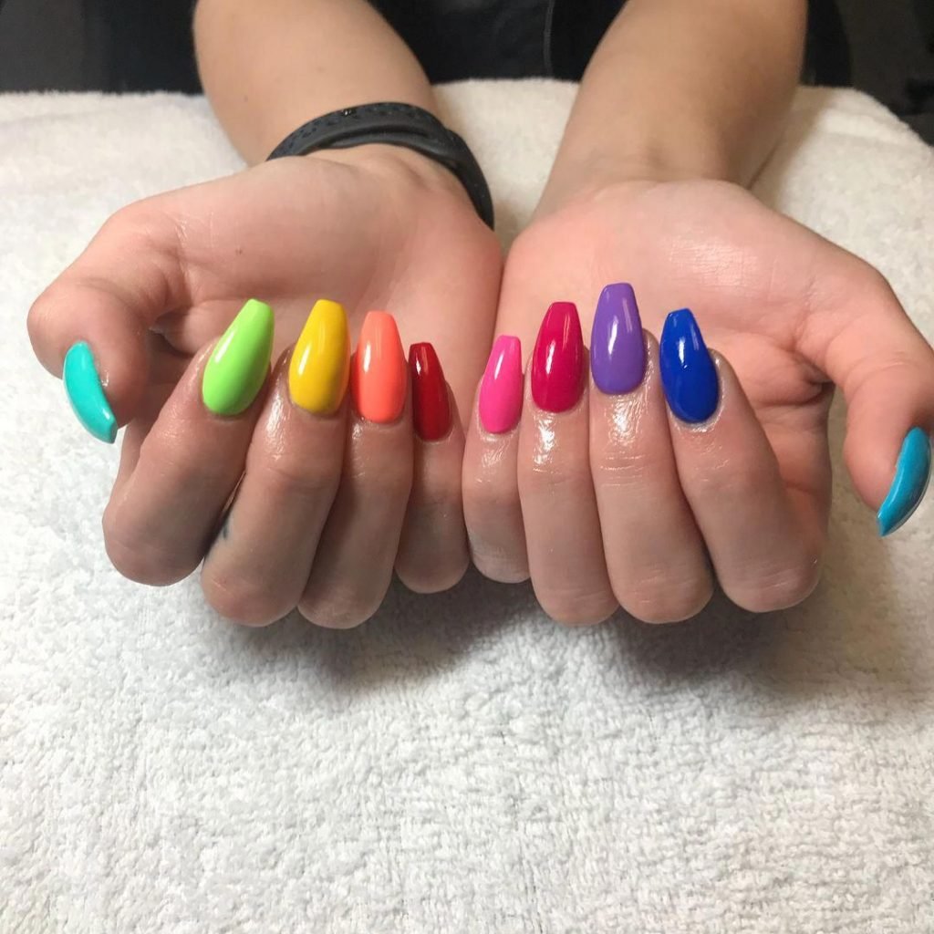 diseños de uñas acrilicas multi colores