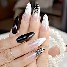 diseños de uñas blanco con negro