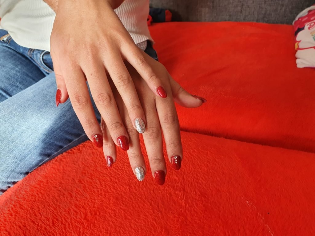 Uñas rojas acrílicas