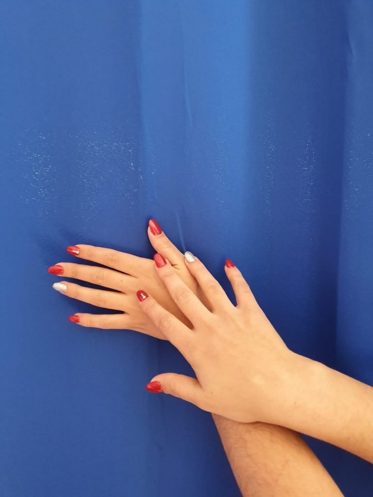 uñas rojas en fondo azul