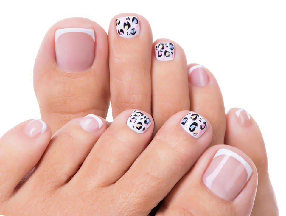 Pedicura sencillos bonitos y elegantes rosa, blanco y negro