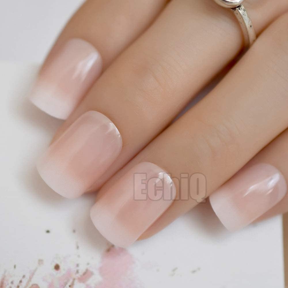 manicura francesa, color beige degradado, hermosas y con clase