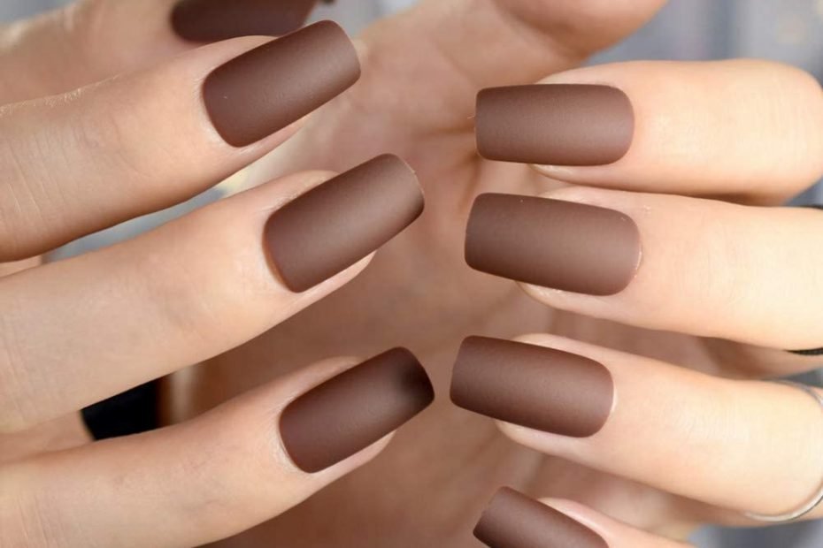 uñas de color marron