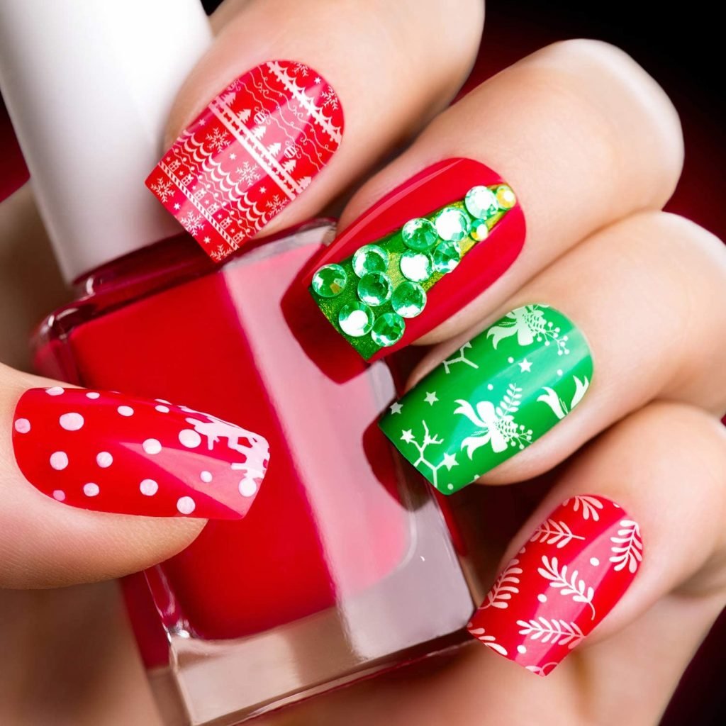 Uñas con diseño de arbol de navidad para las fiestas decembrinas