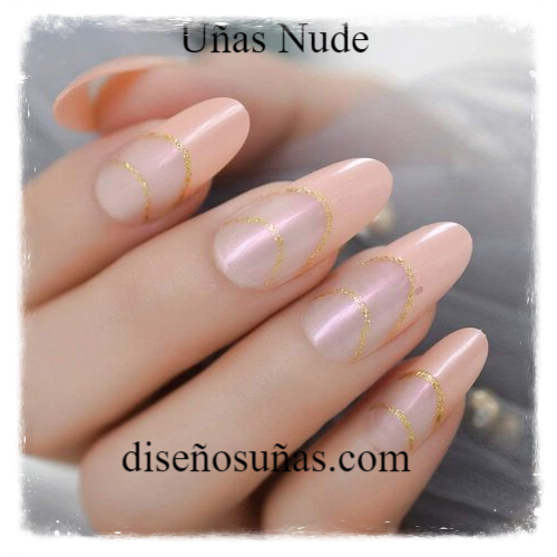 manicura uñas nude con toque de dorado en un marco 2021