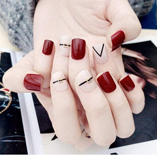 diseños de uñas color rojo vino y rosa clara y ralla negra ideal para noviembre