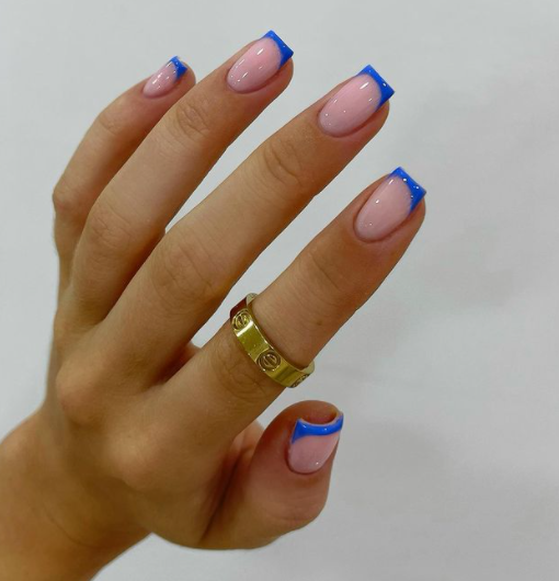 Uñas francesas beige y azul ideal para mes noviembre 2022