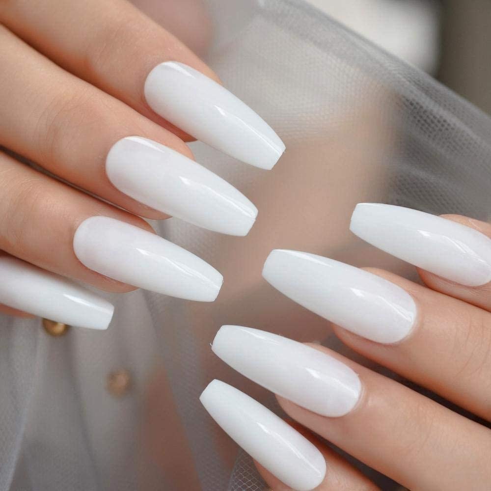 esmaltes de uñas acrílicas de color blanco lechoso