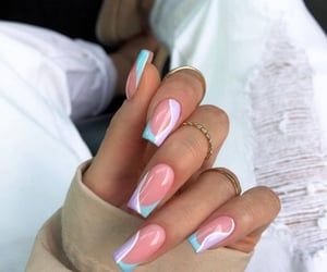 uñas postizas de color azul cielo con rosa en rallas