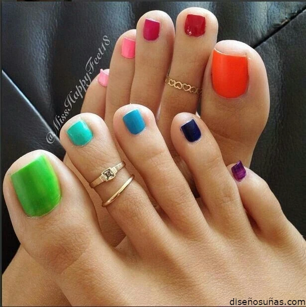 uñas de pies de colores 