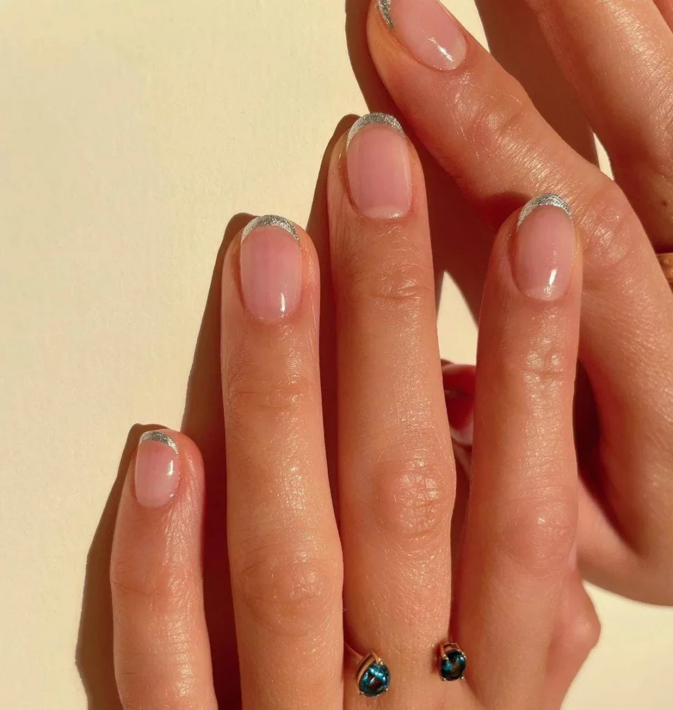 Uñas francesas rosa y plateada para el mes de san Valentín