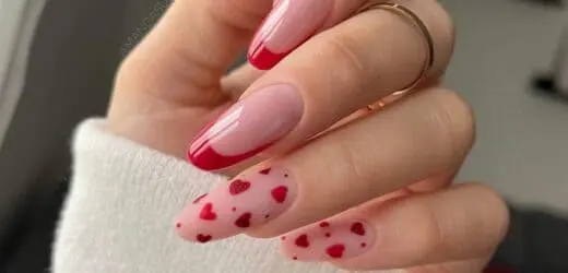 Uñas para el mes de febrero diseños con fondo rosa y corazoncitos rojos