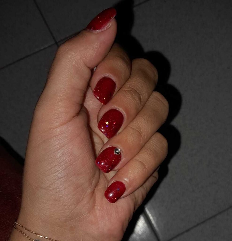 Uñas cortas de color rojo estilo navideño y nuevo modelo