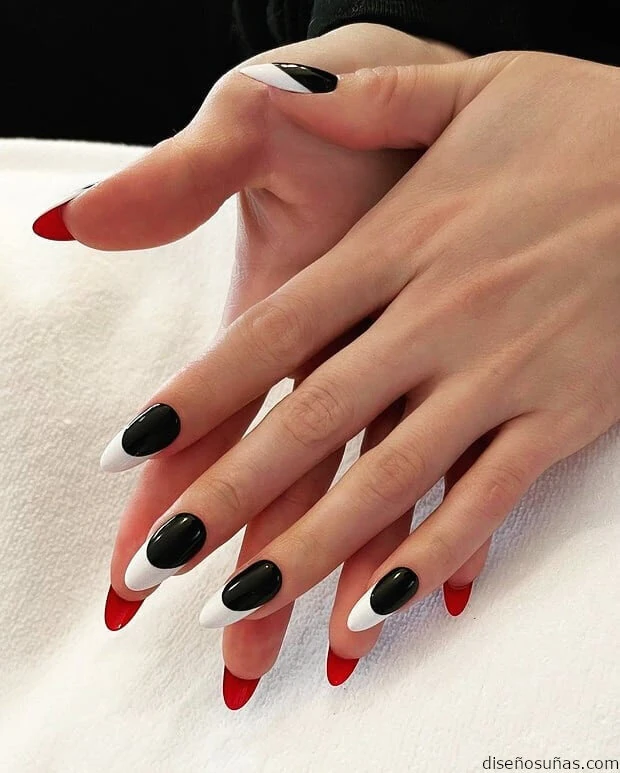 Diseños de uñas negras y rojas