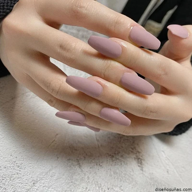 Uñas mate nut color elegantes y diseños atractivos para 2022-2023