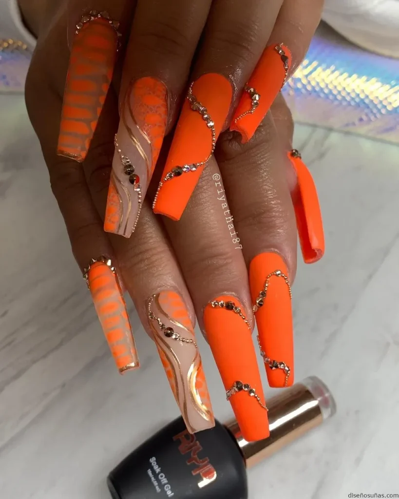 Uñas muy largas de color naranja brillantes