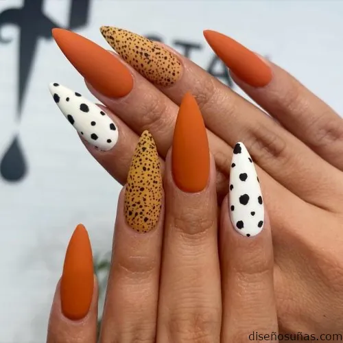 Uñas naranjas y blancas bonitas elegantes