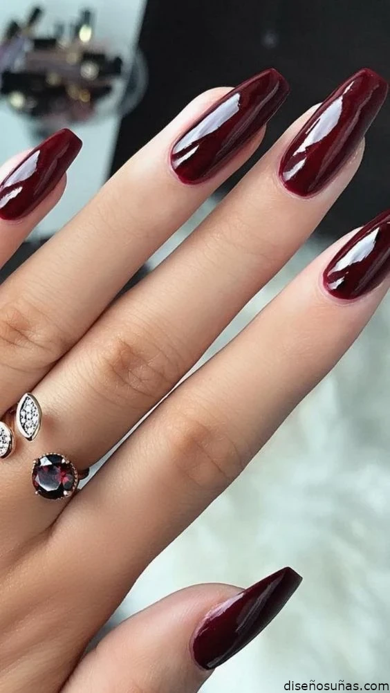 Diseños de uñas largas color mate vino tinto elegantes modelos e imágenes