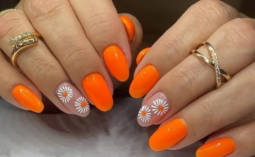 diseño de uñas en tonos naranja o amarillo