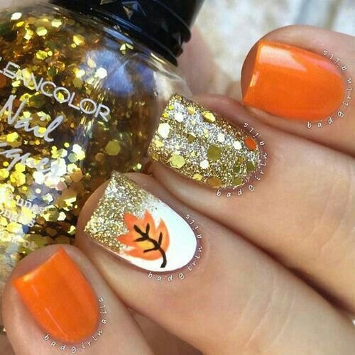 diseño de uñas en tonos naranja o amarilla