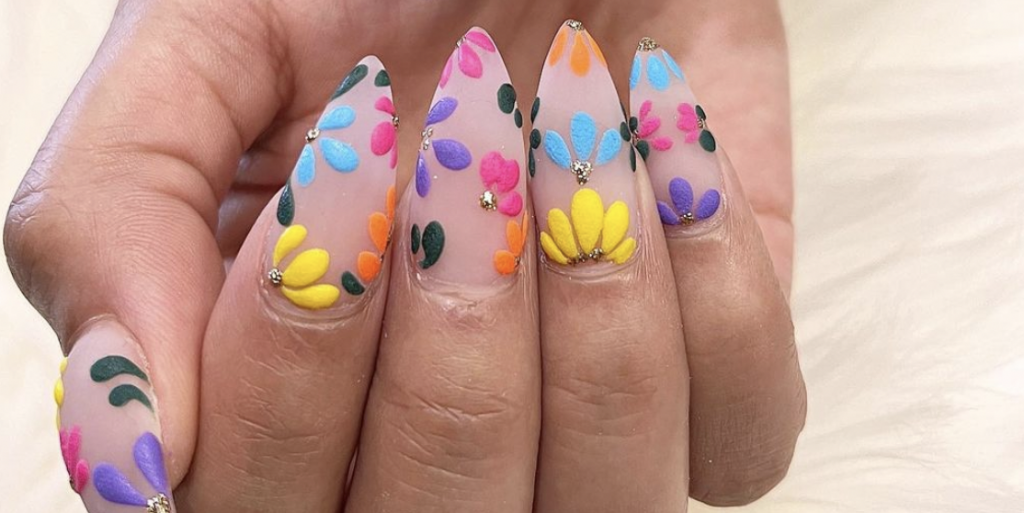 uñas o utilizar adornos como flores o corazones